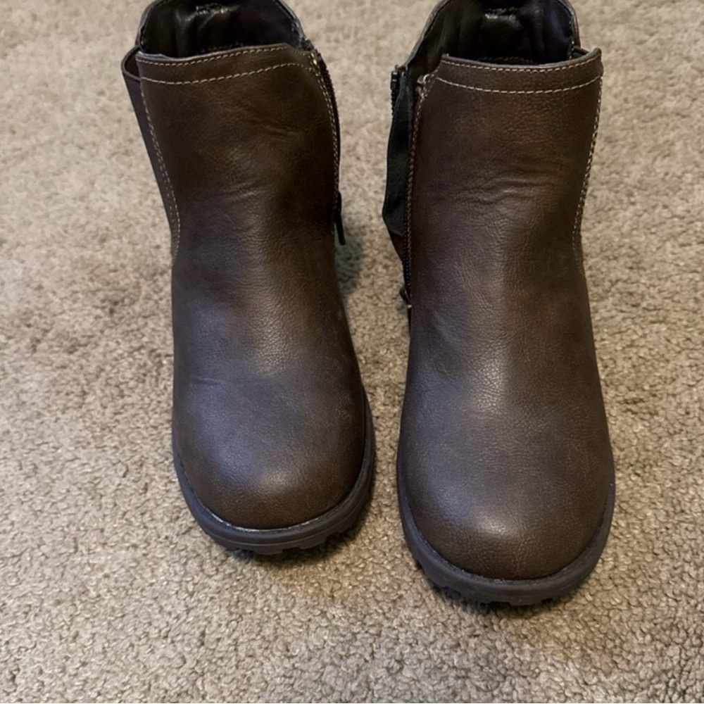 The Children’s Place, Boys Chelsea Boots - Brown- Size 2 - Picture 6 of 6